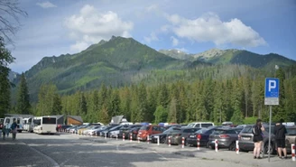 Atak turystów na parkingu TPN. Próbowali wjechać autem w strażnika