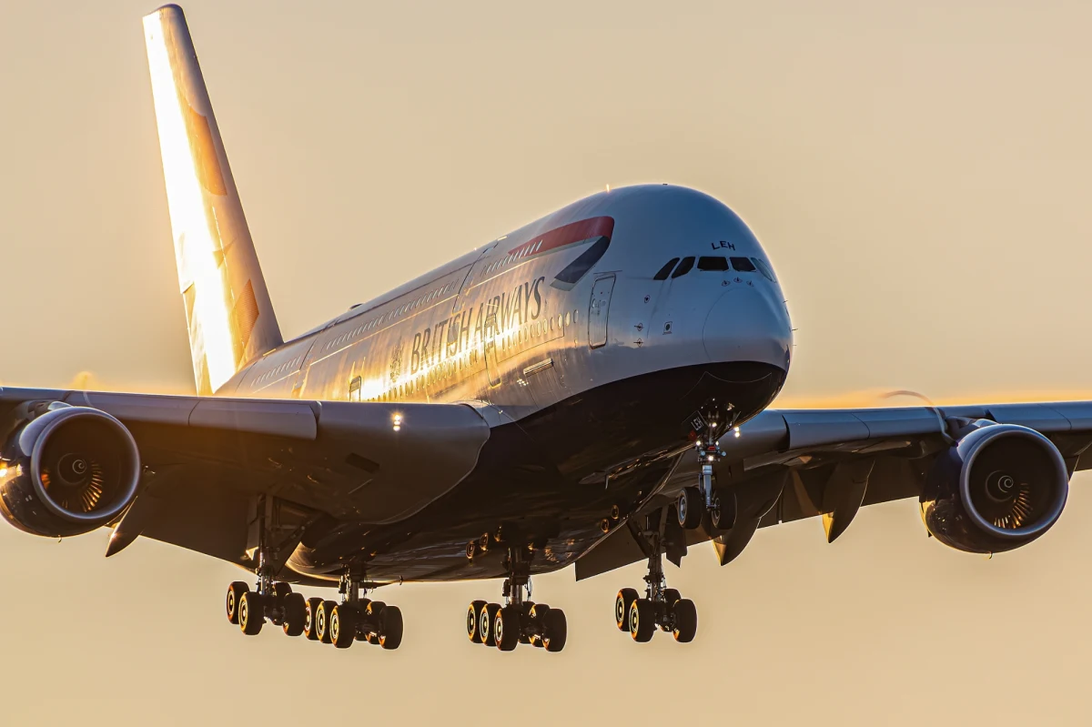 Pasażerowie samolotu British Airways z sierpnia 1990 r. pozwali brytyjski rząd. Podczas międzylądowania w Kuwejcie zostali oni wówczas zatrzymani przez armię atakującego to państwo Iraku i miesiącami byli wykorzystywani jako żywe tarcze. Pasażerowie twierdzą, że rząd w Londynie dopuścił do lądowania, choć wiedział o inwazji - podał "The Guardian".