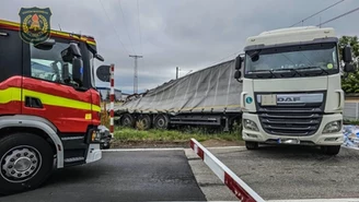 Pociąg zderzył się z tirem na przejeździe. Nie żyje maszynista