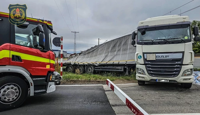 Pociąg zderzył się z tirem na przejeździe. Nie żyje maszynista