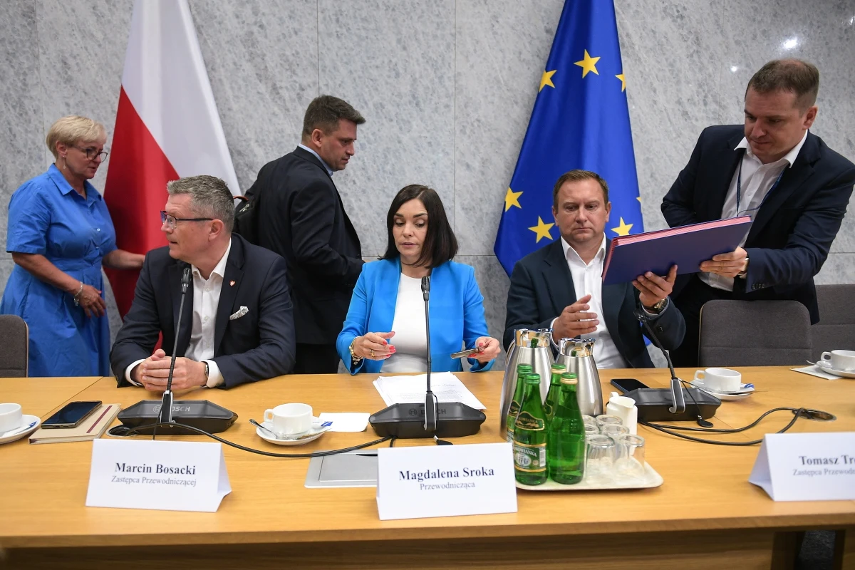 ​Komisja śledcza ds. Pegasusa przedstawiła zawiadomienie do prokuratury wobec byłego wiceministra sprawiedliwości Michała Wosia. Jak wyjaśnił w poniedziałek członek komisji Paweł Śliz, zawiadomienie dotyczy zmiany planu finansowego Funduszu Sprawiedliwości.