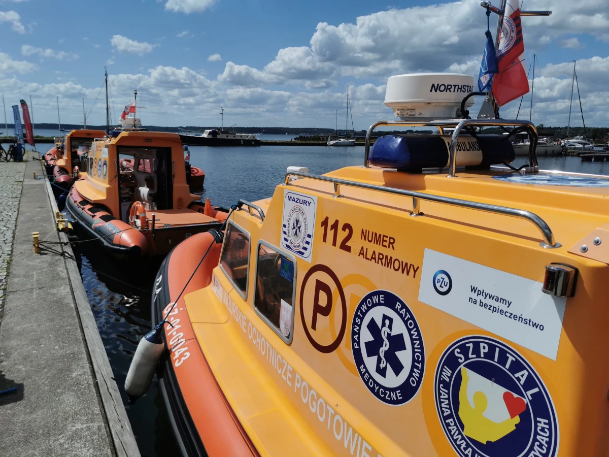 Około pięciu promili alkoholu miał mężczyzna, który zaatakował ratowników Mazurskiego Ochotniczego Pogotowia Ratunkowego. Ratownicy zostali wezwani do nieprzytomnego mężczyzny w jednym z portów w Rydzewie, nad jeziorem Niegocin.