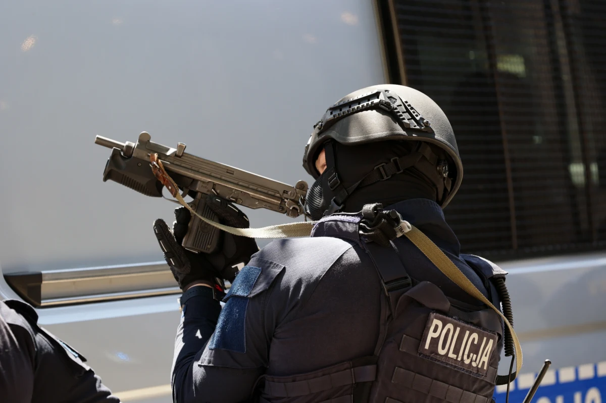 Zarzut usiłowania zabójstwa usłyszał 24-letni nożownik, który poważnie zranił przechodnia na krakowskim Ruczaju. Mężczyzna nie przyznał się do winy. Został tymczasowo aresztowany - poinformowała Prokuratura Okręgowa w Krakowie.