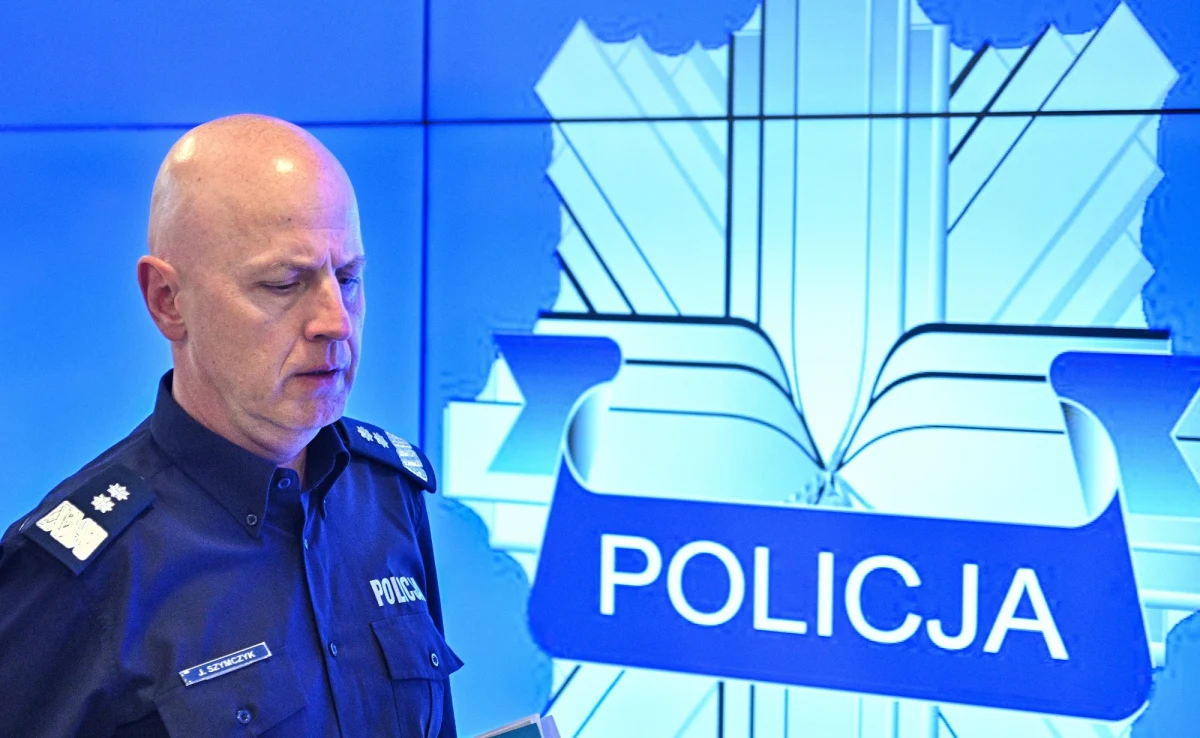 Nowe fakty w sprawie słynnego granatnika byłego komendanta głównego policji Jarosława Szymczyka. Według biegłego granatnik był sprawny i uzbrojony. Został odpalony przez naciśnięcie spustu - poinformowała "Rzeczpospolita". Kuriozalna pomyłka, a może dywersja? "To dość ciekawa teza, ja nie jestem śledczym" - skomentował na konferencji prasowej premier Donald Tusk.