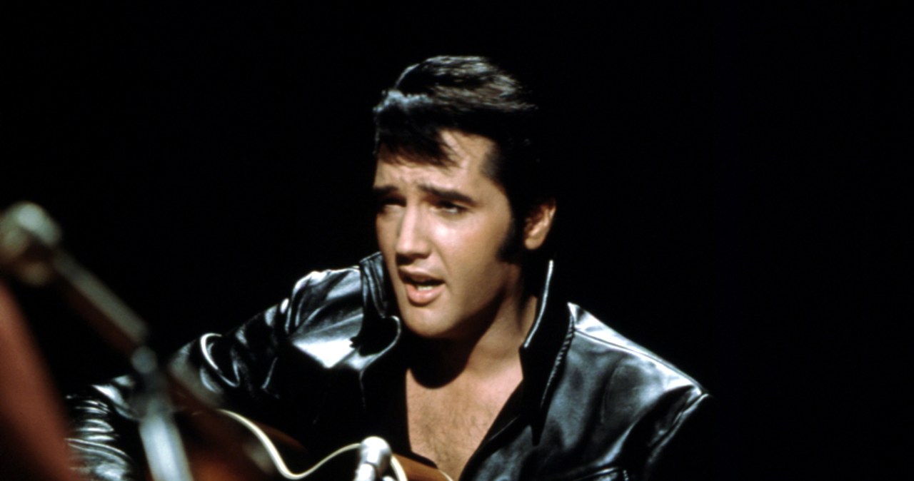 Słynne niebieskie buty Elvisa Presleya zostały sprzedane na aukcji za 150 tys. dolarów (około 600 tys. złotych). Legendarny muzyk nie tylko w nich występował, lecz także śpiewał o nich w piosence "Blue Suede Shoes".