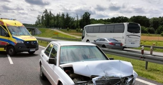 Cztery osoby, w tym dwoje dzieci, trafiły do szpitala po wypadku na trasie A1 między węzłami Kopytkowo i Pelplin w stronę Gdańska. Zablokowana jest też krajowa "siódemka" między Gdańskiem i Żukowem, gdzie zderzyły się dwa samochody osobowe. 
