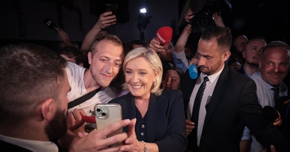 Skrajnie prawicowe Zjednoczenie Narodowe (RN) związane z Marine Le Pen odniosło ogromne zwycięstwo w niedzielnych wyborach parlamentarnych we Francji– skomentowały w poniedziałek węgierskie media. Prezydent Francji Emmanuel Macron chce osłabić skrajną prawicę przed wyborami prezydenckimi za trzy lata – dodał dziennik „Nepszava”.