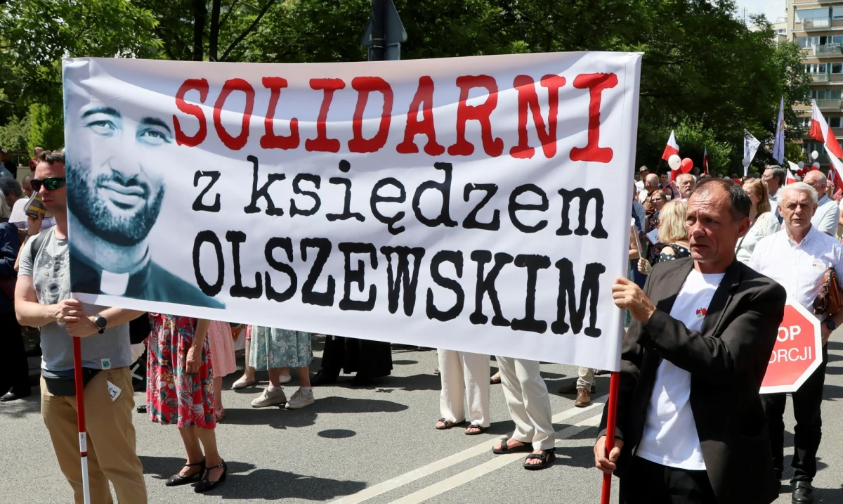 "Najdrobniejszy szczegół tej sprawy będzie wyjaśniony, czy rzeczywiście jest traktowany w sposób uwłaczający jego godności, czy w sposób niezgodny z przepisami" - tak premier Donald Tusk skomentował informacje o liście ks. Michała Olszewskiego, w którym ujawnił okoliczności swojego zatrzymania. Komunikat wydało też Ministerstwo Sprawiedliwości. 