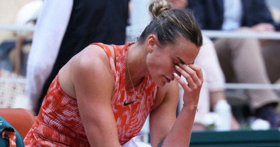 Aryna Sabalenka wycofuje się z Wimbledonu. Organizatorzy poinformowali, że tenisistka podjęła taką decyzję z powodu kontuzji barku. Trzecia zawodniczka światowego rankingu w poniedziałek miała rozegrać mecz 1. rundy z Amerykanką Eminą Bektas.