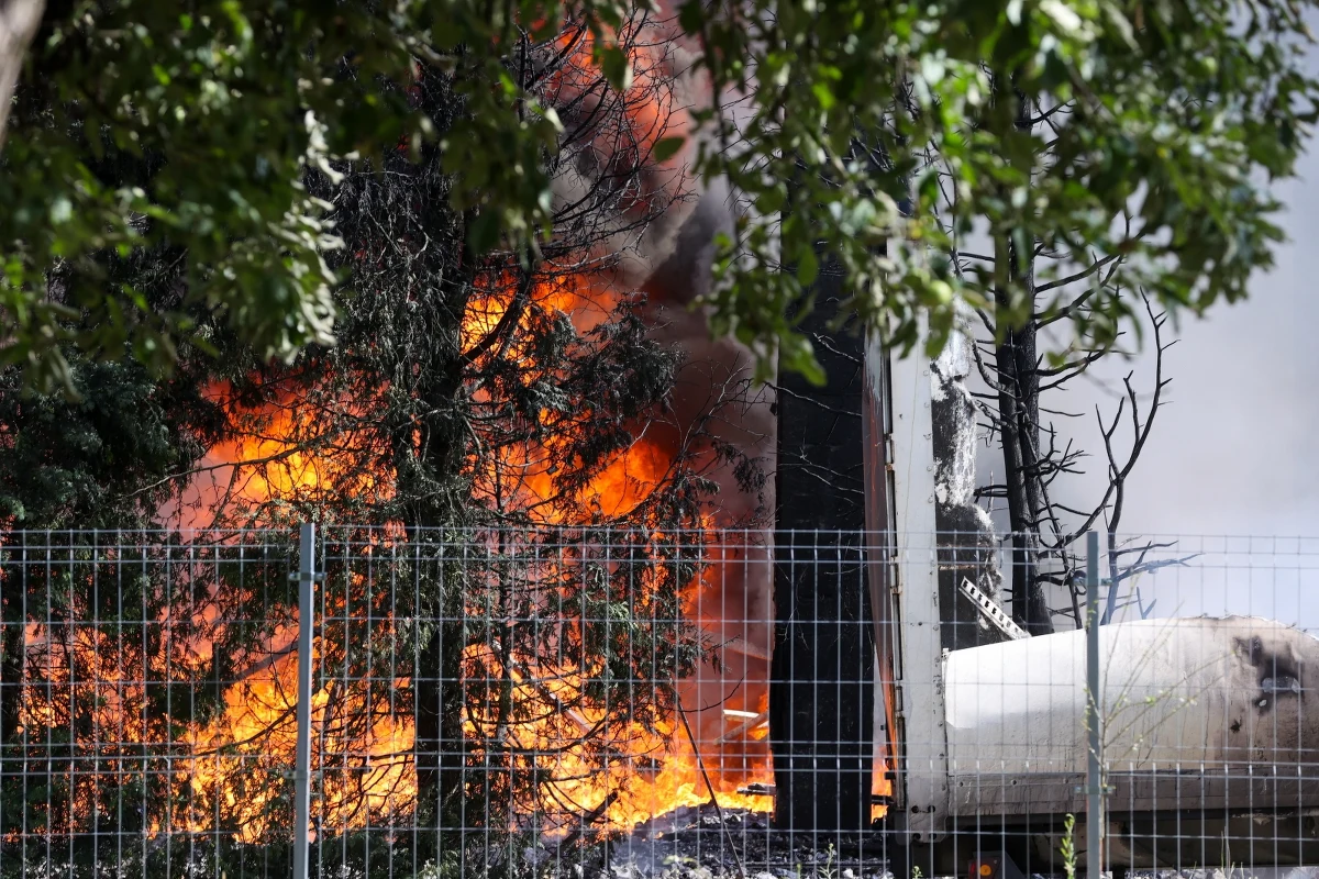 11 osób zostało poszkodowanych w pożarze składowiska odpadów w Łódzkiem. Akcja dogaszania powoli dobiega końca, ale niewykluczone, że jeszcze do rana część strażaków będzie pilnowała, aby ogień znów się nie pojawił.