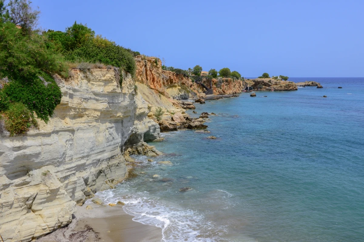 Dwóch Polaków w wieku 45 i 55 lat zmarło na greckiej Krecie - podał portal Greek City Times. Greckie władze apelują, żeby przed wejściem do wody sprawdzić prognozę pogody i ostrzeżenia dotyczące morza, unikać samotnego pływania, a także trzymać się blisko brzegu, jeśli nie ma się pływackiego doświadczenia.