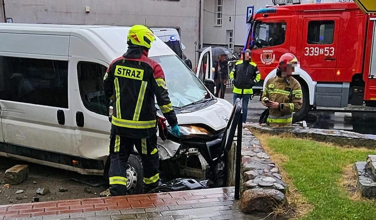 Chwile grozy w Zachodniopomorskiem. Samochód dostawczy potrącił w Sarbinowie grupę osób. Na szczęście życiu poszkodowanych nic nie grozi.
