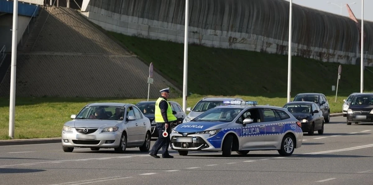 Jechał drogą ekspresową S5 pod prąd, doprowadził do kolizji i tłumaczył się, że... tak go pokierowała nawigacja. 69-letni kierowca stracił prawo jazdy, ale to nie koniec jego kłopotów.