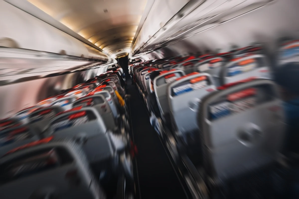 Samolot z Madrytu do Montevideo musiał awaryjnie lądować w brazylijskim Natalu. Nad Atlantykiem maszyna wpadła w silne turbulencje. 30 pasażerów odniosło obrażenia - przekazały brazylijskie służby medyczne.