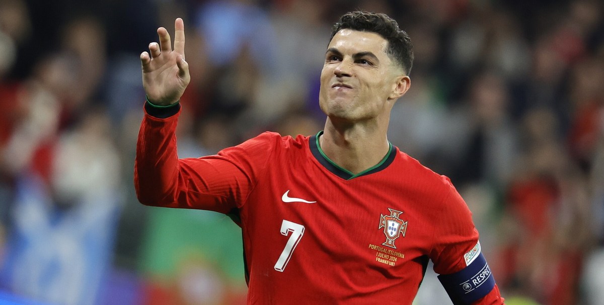 Cristiano Ronaldo zalał się łzami w dogrywce, bo nie wykorzystał "jedenastki". Kapitan reprezentacji Portugalii finalnie mógł jednak wznieść ręce w geście triumfu, bo jego drużyna po rzutach karnych pokonała Słowenię, a on sam tym razem trafił do siatki. W ten sposób podopieczni Roberto Martineza zameldowali się w ćwierćfinale Euro 2024, w którym zmierzą się z Francją.