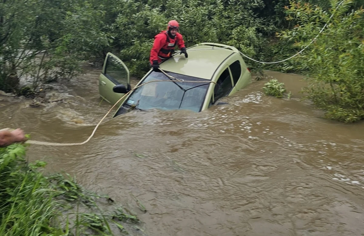 Tragedia w powiecie bieszczadzkim. Rwąca woda porwała samochód, którego kierowca próbował przekroczyć bród. Mężczyzna nie żyje. Podkarpacie zmaga się ze skutkami burz i ulew.