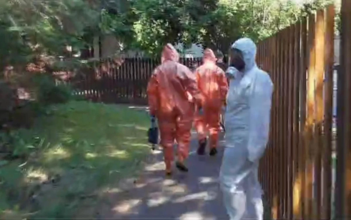 Policjanci z Ursynowa rozpracowali i zlikwidowali linię do produkcji narkotyków, urządzoną w wynajmowanym domu. Obsługujący ją mężczyźni wdychali trujące opary płynów, które służyły do wytwarzania środków odurzających. Obaj trafili za kraty.