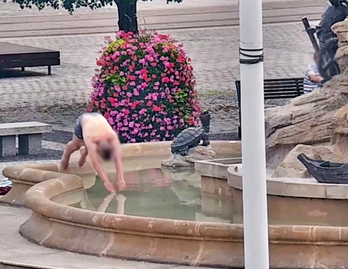 Skok w bokserkach na główkę do fontanny, w której woda jest do wysokości łydek, pływanie na grzbiecie, rozmowa i „przybijanie piątek” z figurkami oraz surfing na żółwiu – takie zachowanie mężczyzny w średnim wieku zarejestrowała kamera miejskiego monitoringu w Gorzowie Wielkopolskim. 