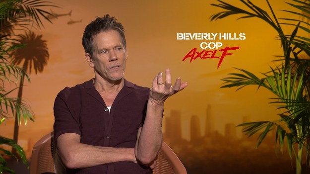 Jest jednym z najpopularniejszych gwiazdorów w Hollywood, który kojarzy się z thrillerami i kinem sensacyjnym. Teraz Kevin Bacon zagrał w "Gliniarzu z Beverly Hills: Axel F.", który jest wielkim powrotem tej filmowej serii. Pierwszy raz w karierze aktor spotkał się na planie z Eddiem Murphym. - Spędziliśmy razem świetny czas. On jest bardzo wyluzowanym aktorem. Ja nie jestem tak spontaniczny, jak on. Wolę się przygotować. Podejmuję wcześniej decyzje, jak coś zagram. Nasze style aktorskie są znacznie inne od siebie. Ale to było dobre, bo trzymało mnie w gotowości - mówi Bacon w rozmowie z Interią.

Zdradził nam też, kiedy zamarzył o byciu aktorem, jak przygotowywał się do roli policjanta, a także przyznał się, że lubi to, że "Gliniarz z Beverly Hills: Axel F." idzie w stronę niepoprawnego humoru. Film już 3 lipca zadebiutuje na Netfliksie. 