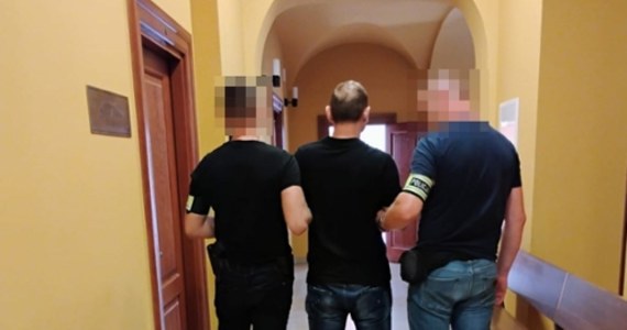 Policjanci z Lublina zatrzymali 3 młodych mężczyzn i przejęli blisko 3 kg mefedronu i amfetaminy. Substancje odurzające były rozprowadzane za pośrednictwem firm kurierskich.   
