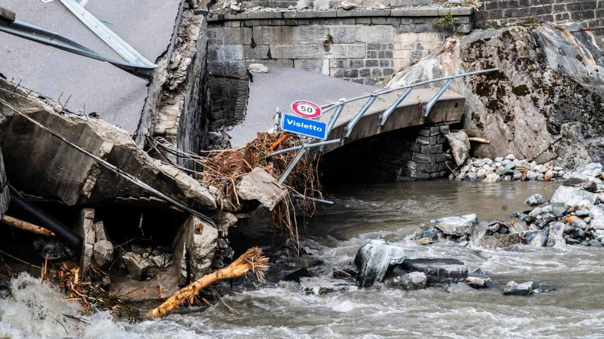 Szwajcarzy dochodzą do siebie po ulewnych opadach deszczu, które w weekend nadciągnęły nad południową część kraju. W wyniku powodzi błyskawicznych i osuwisk zginęły tam cztery osoby, a sześć jest ciągle poszukiwanych.