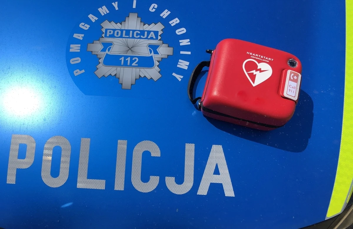 Policjanci z Pisza odzyskali defibrylator skradziony z budynku Starostwa Powiatowego i zatrzymali 56-latka. Mężczyzna nie potrafił logicznie wytłumaczyć, dlaczego zabrał urządzenie.     