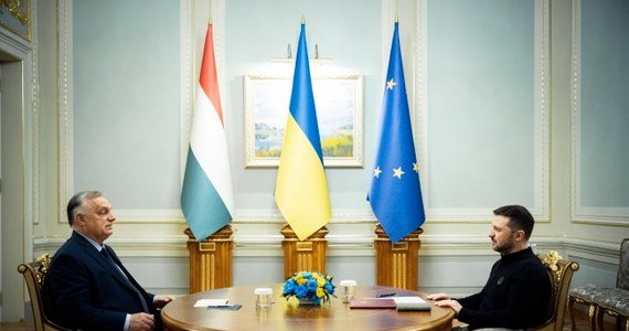Premier Węgier Viktor Orban przybył z niezapowiedzianą wizytą do Kijowa. Węgierski polityk spotkał się z prezydentem Ukrainy Wołodymyrem Zełenskim. "Zawieszenie broni w wojnie Ukrainy z Rosją mogłoby przyspieszyć tempo negocjacji pokojowych" - powiedział po rozmowach z ukraińskim przywódcą. 