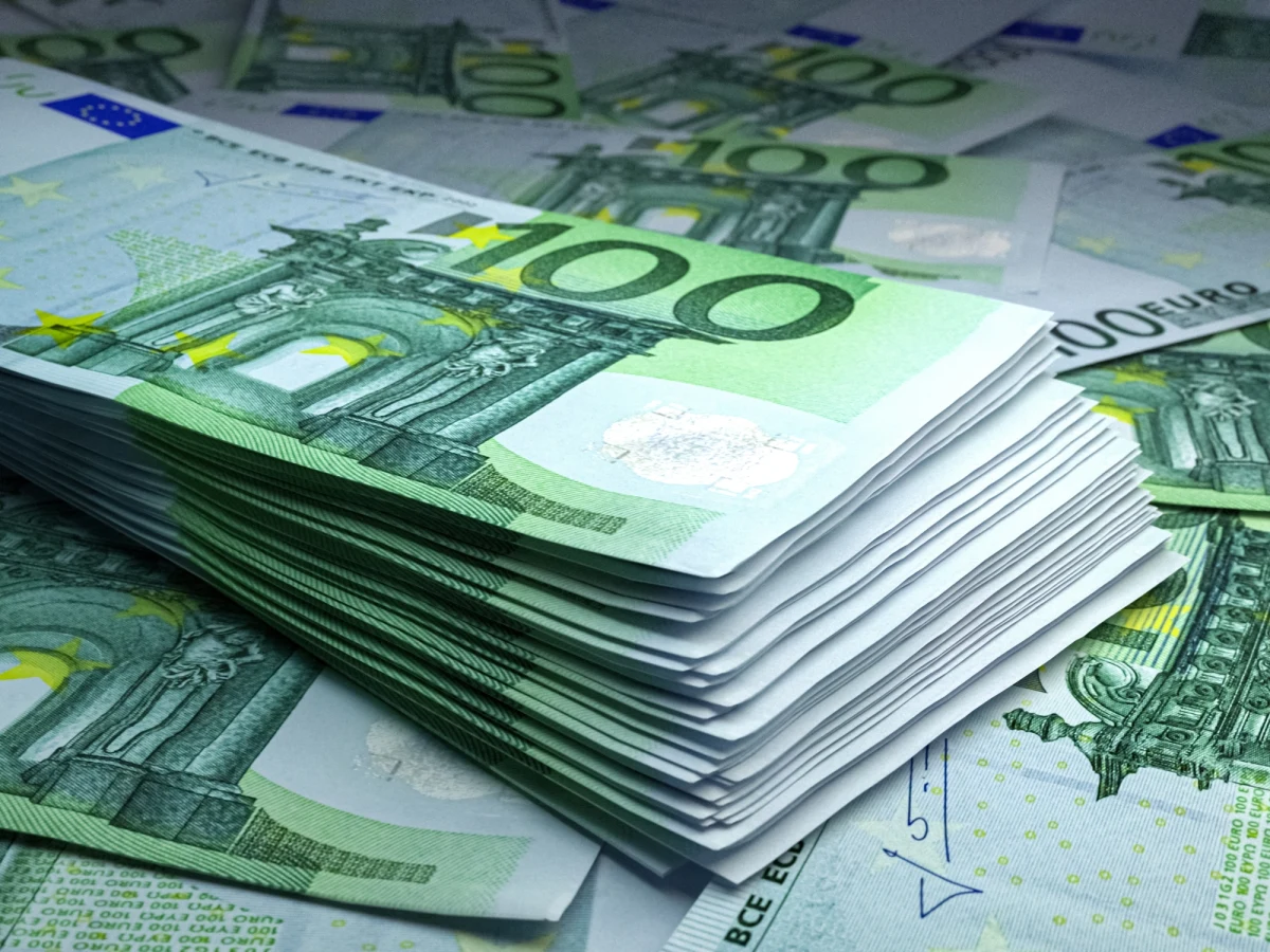 Komisja Europejska zaakceptowała zmiany w Krajowym Planie Odbudowy (KPO), które rząd Polski wysłał do Brukseli 30 kwietnia. Rząd wnioskował m.in. o rezygnację z nałożenia opłat za rejestrację samochodów spalinowych w zamian za dofinansowanie pojazdów elektrycznych.