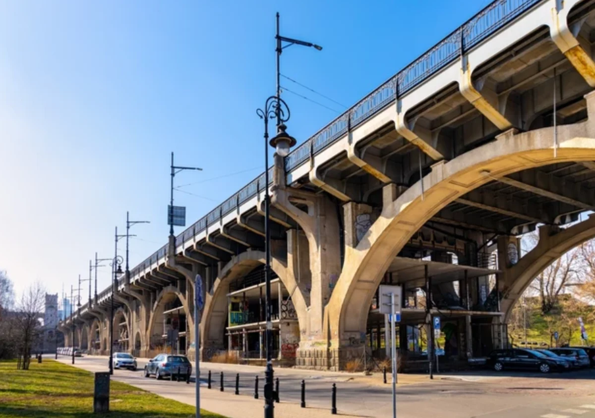 Przejazd ulicą Solec pod wiaduktem został zamknięty. Rozpoczął się kolejny etap remontu wiaduktów mostu Poniatowskiego w Warszawie. Dla kierowców wyznaczono objazdy. 