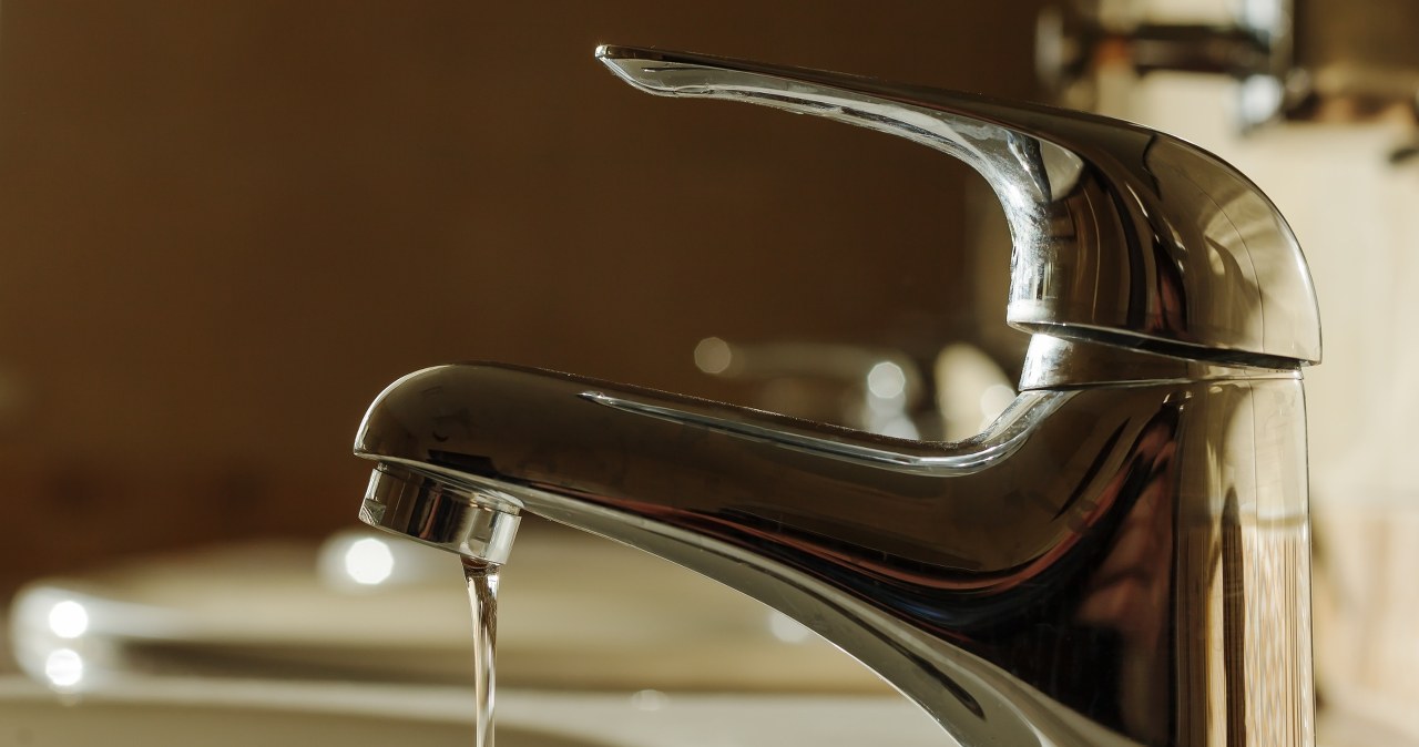Woda zbyt słabo płynie z kranu? Zamiast wzywać hydraulika, zrób to