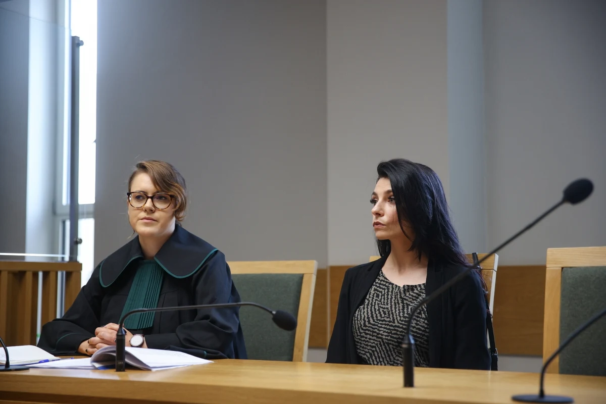 100 tys. złotych  zadośćuczynienia za niesłuszne w jej przekonaniu zatrzymanie domaga się przed sądem pani Joanna z Kraków. Przed Sądem Okręgowym ruszył proces dotyczący interwencji policji w jednym z krakowskich szpitali w kwietniu ubiegłego roku.

