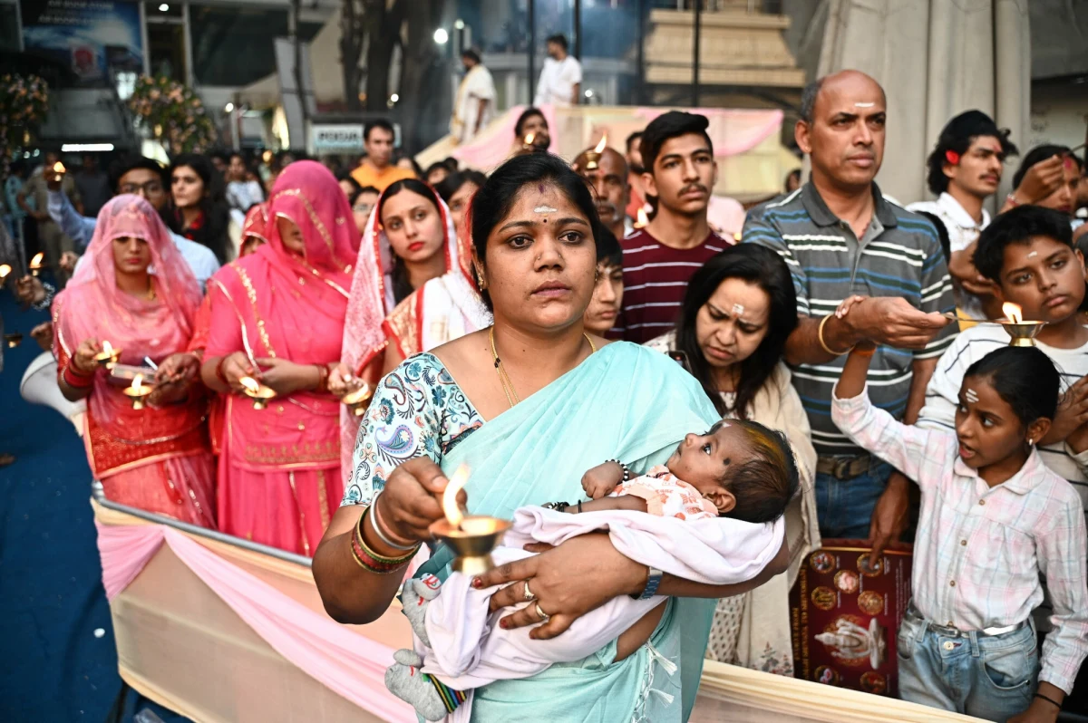 Do 116 osób wzrosła liczba osób, które zginęły podczas wydarzenia religijnego w indyjskim stanie Uttar Pradeś - podał Reuters. Do tragedii doszło, gdy tłum wiernych próbował dotknąć schodzącego ze sceny kaznodzieję i ludzie zaczęli tratować się nawzajem.