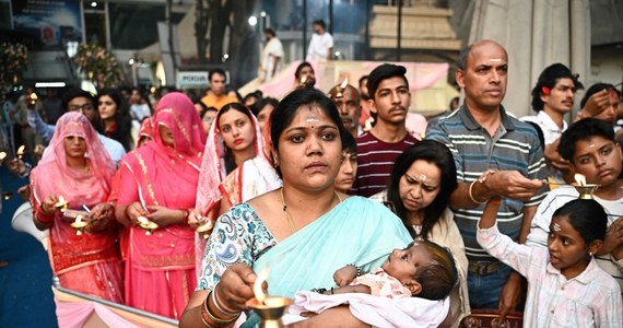 Do 116 osób wzrosła liczba osób, które zginęły podczas wydarzenia religijnego w indyjskim stanie Uttar Pradeś - podał Reuters. Do tragedii doszło, gdy tłum wiernych próbował dotknąć schodzącego ze sceny kaznodzieję i ludzie zaczęli tratować się nawzajem.