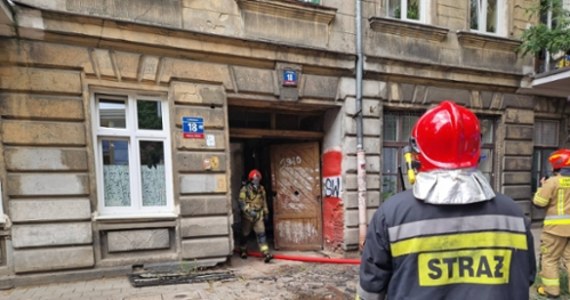 Trzy osoby, w tym 3-letnie dziecko, zostały poszkodowane w pożarze mieszkania w kamienicy przy ul. Miedzianej w Łodzi. Ogień pojawił się na drugim piętrze. Z zadymionego budynku strażacy ewakuowali dziewięć osób, w tym troje dzieci.