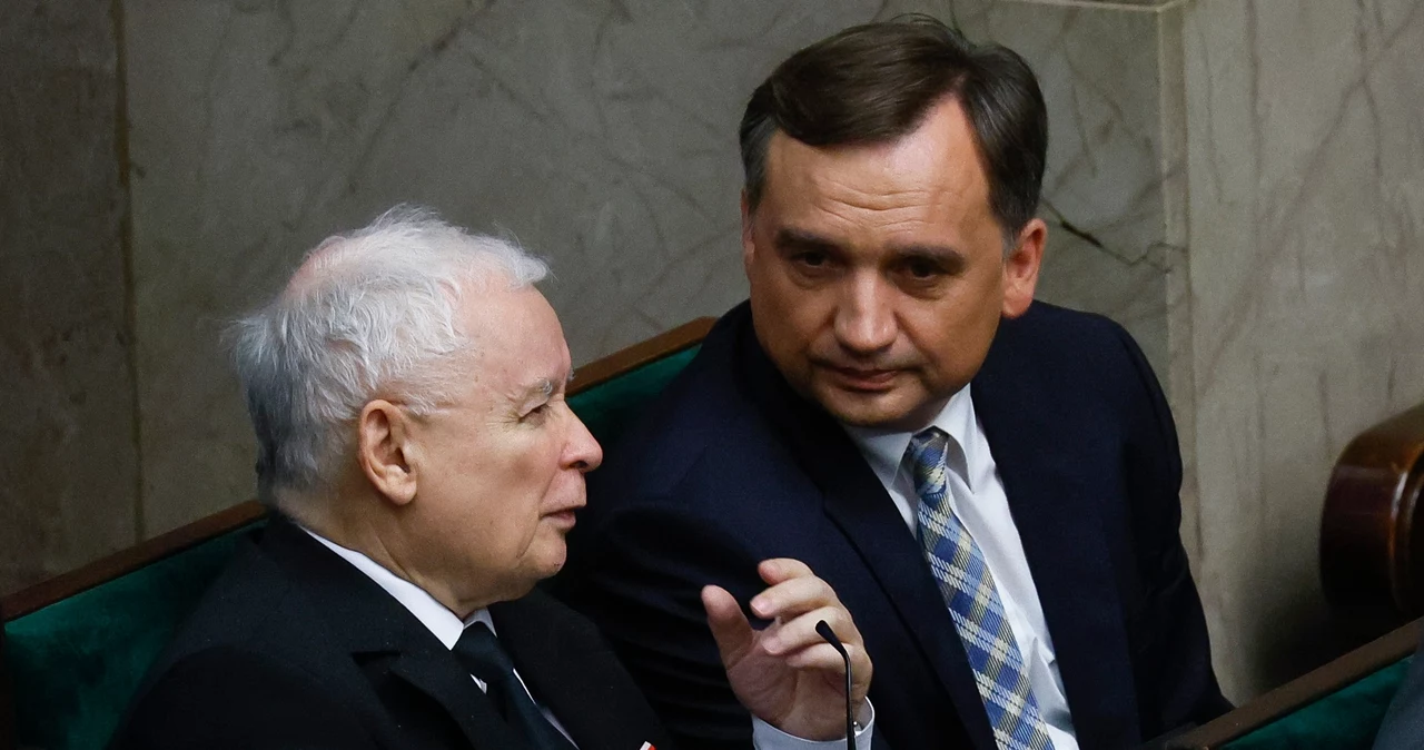 Jarosław Kaczyński i Zbigniew Ziobro w Sejmie; zdjęcie z 2023 roku