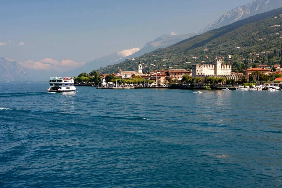Kilkaset osób przebywających we włoskiej miejscowości Torri del Benaco, w prowincji Werona, zgłosiło się w ostatnich dniach do okolicznych szpitali z poważnymi objawami zakażenia przewodu pokarmowego - podały lokalne media.