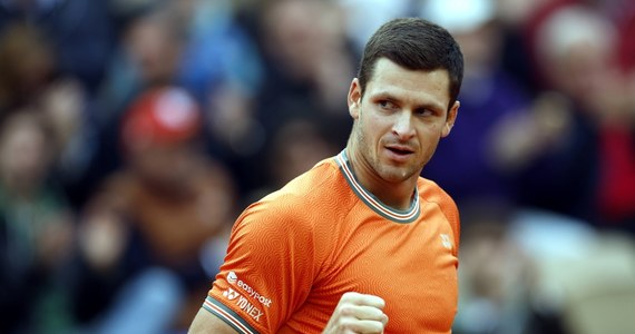 Rozstawiony z numerem siódmym Hubert Hurkacz awansował do drugiej rundy wielkoszlemowego Wimbledonu. Polski tenisista wygrał z Mołdawianinem Radu Albotem 5:7, 6:4, 6:3, 6:4.