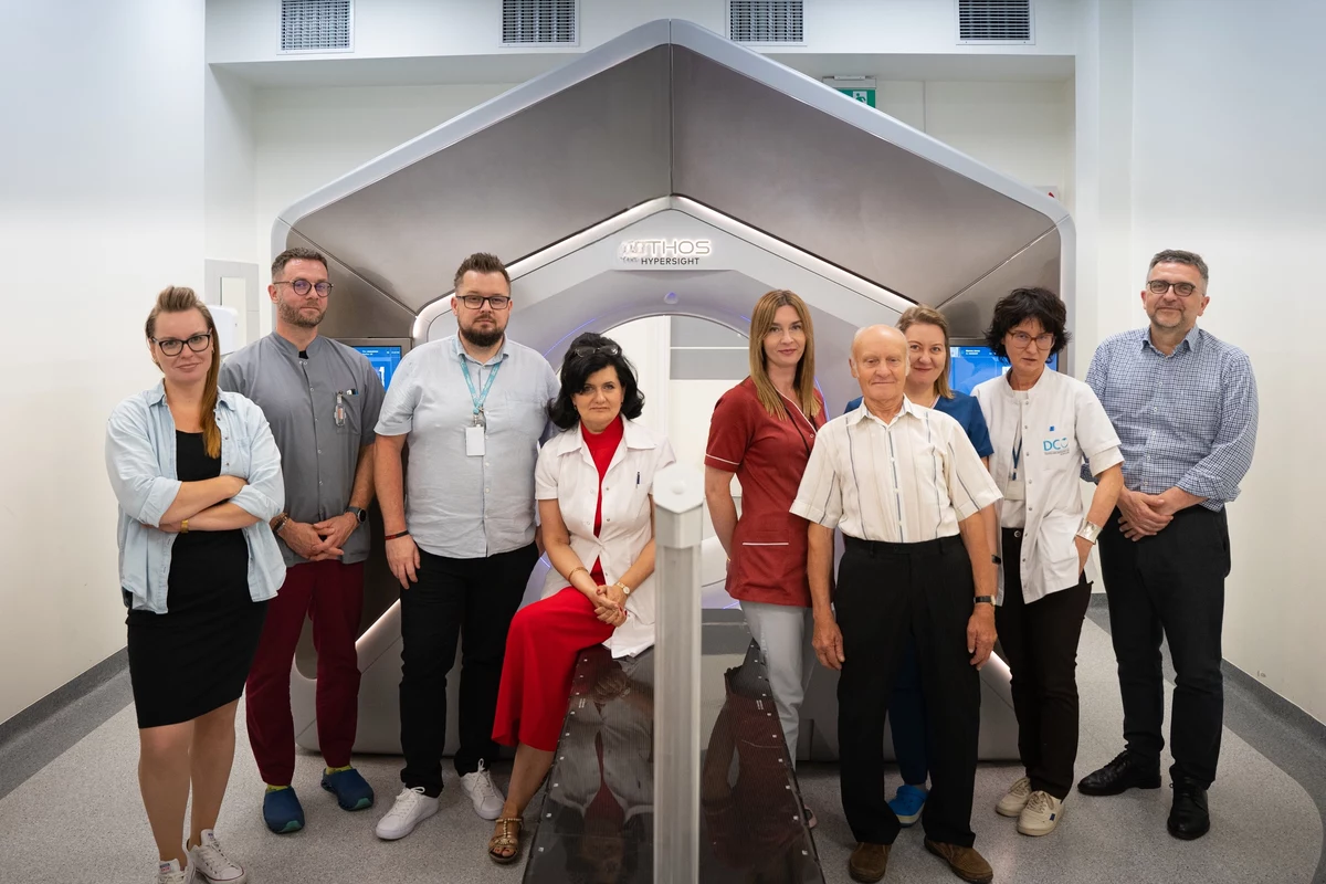 Dolnośląskie Centrum Onkologii, Pulmonologii i Hematologii, jako trzeci ośrodek w Polsce, wprowadza nową technikę napromieniania: radioterapię adaptacyjną. Nowa metoda leczenia umożliwia codzienne, indywidualne dostosowywanie dawki napromieniania. Leczenie rozpoczęło już ośmiu pacjentów Centrum, a kolejni są przygotowywani do zabiegów - poinformowała placówka.


