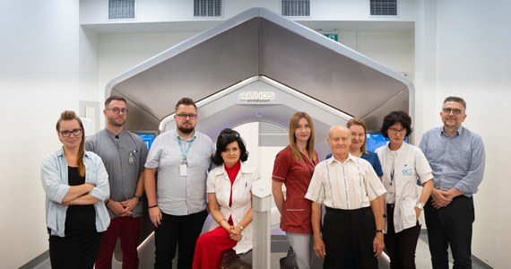 Dolnośląskie Centrum Onkologii, Pulmonologii i Hematologii, jako trzeci ośrodek w Polsce, wprowadza nową technikę napromieniania: radioterapię adaptacyjną. Nowa metoda leczenia umożliwia codzienne, indywidualne dostosowywanie dawki napromieniania. Leczenie rozpoczęło już ośmiu pacjentów Centrum, a kolejni są przygotowywani do zabiegów - poinformowała placówka.


