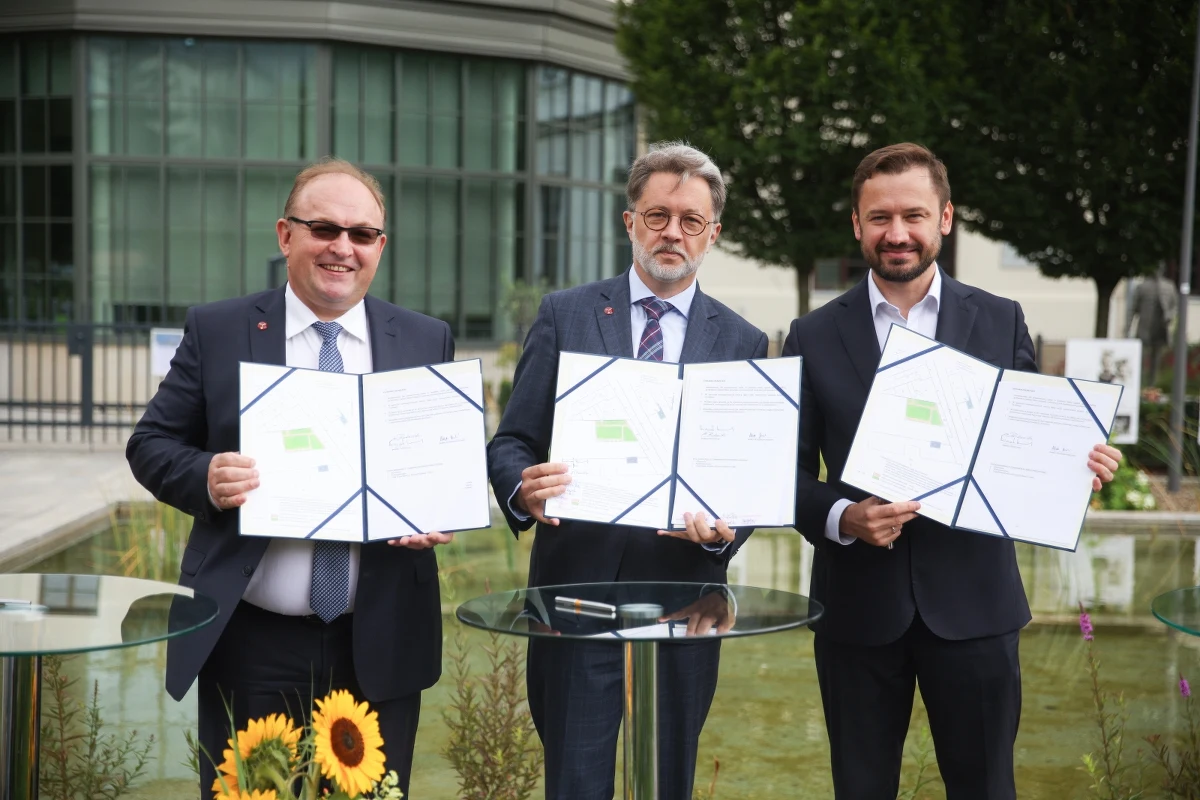 Wystawy poświęcone Wisławie Szymborskiej i literatom zamieszkującym dom przy ul. Krupniczej, a także kawiarnia i sale warsztatowe znajdą się w pawilonie, który powstanie obok parku imienia noblistki przy ul. Karmelickiej w Krakowie. We wtorek podpisano umowę dzierżawy gruntu, na którym do 2028 roku ma stanąć budynek.

