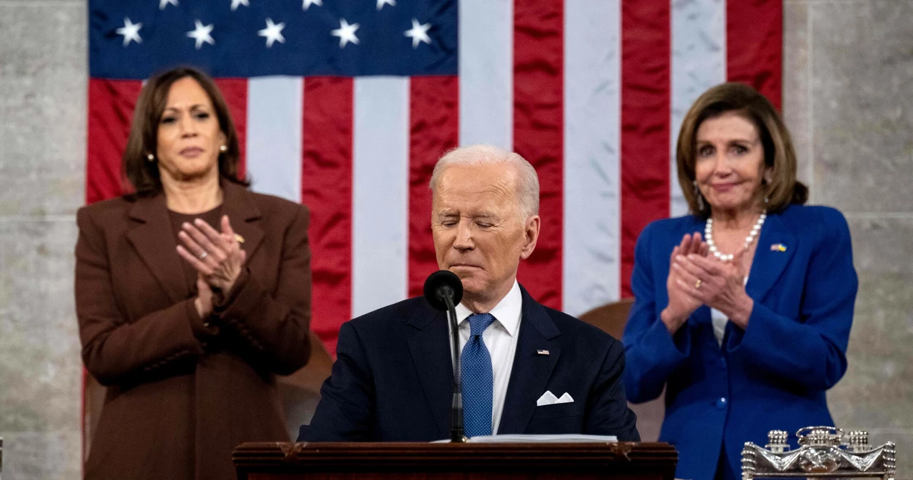 Joe Biden, w tle (z prawej) Nancy Pelosi