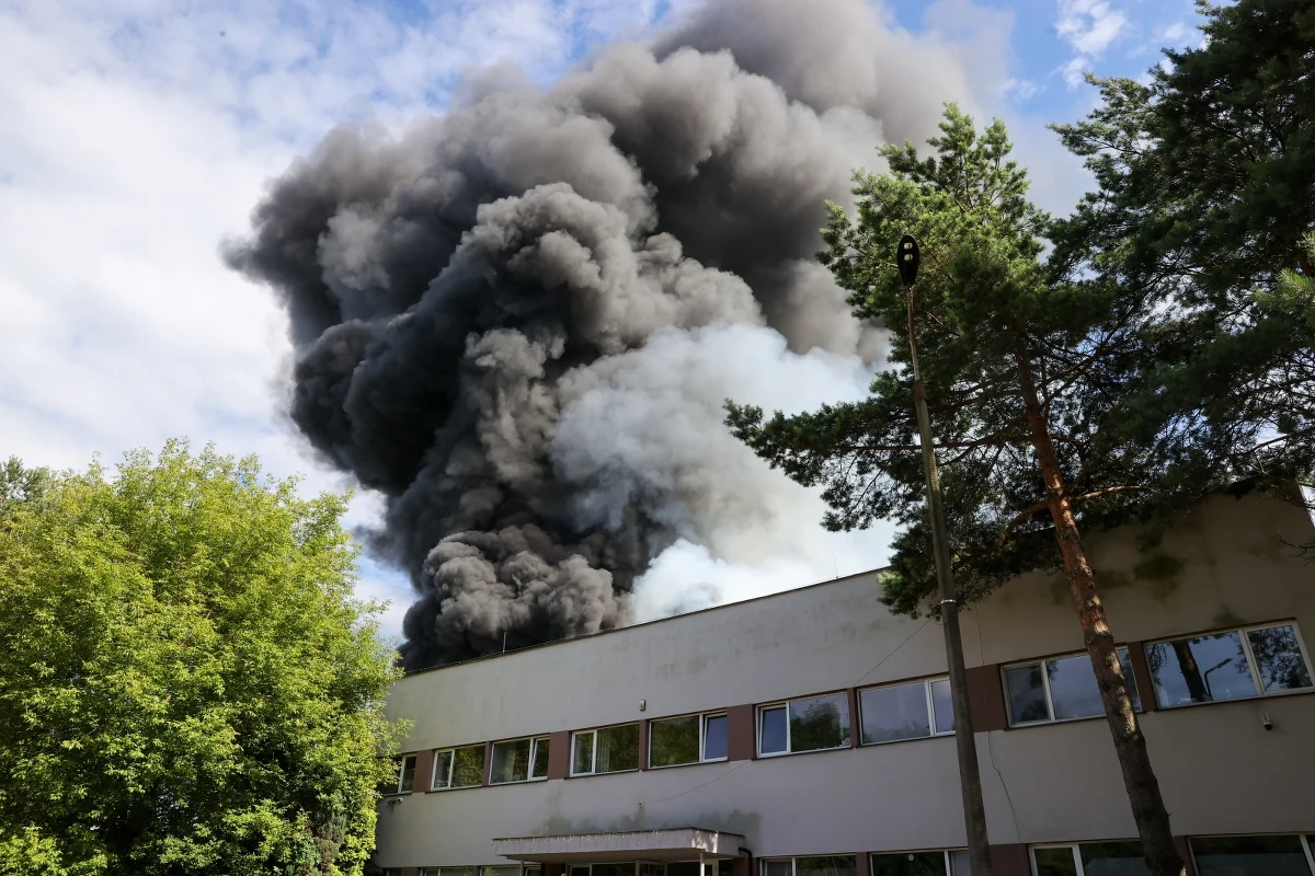 Prokuratura Rejonowa w Łasku wszczęła śledztwo w sprawie pożaru składowiska odpadów w Woli Łaskiej (Łódzkie). W wyniku wybuchu pojemników z aerozolami spaliło się ok. 600 metrów kwadratowych terenu. Rannych zostało 10 osób, w tym dwie ciężko.