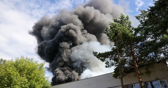 Prokuratura Rejonowa w Łasku wszczęła śledztwo w sprawie pożaru składowiska odpadów w Woli Łaskiej (Łódzkie). W wyniku wybuchu pojemników z aerozolami spaliło się ok. 600 metrów kwadratowych terenu. Rannych zostało 10 osób, w tym dwie ciężko.