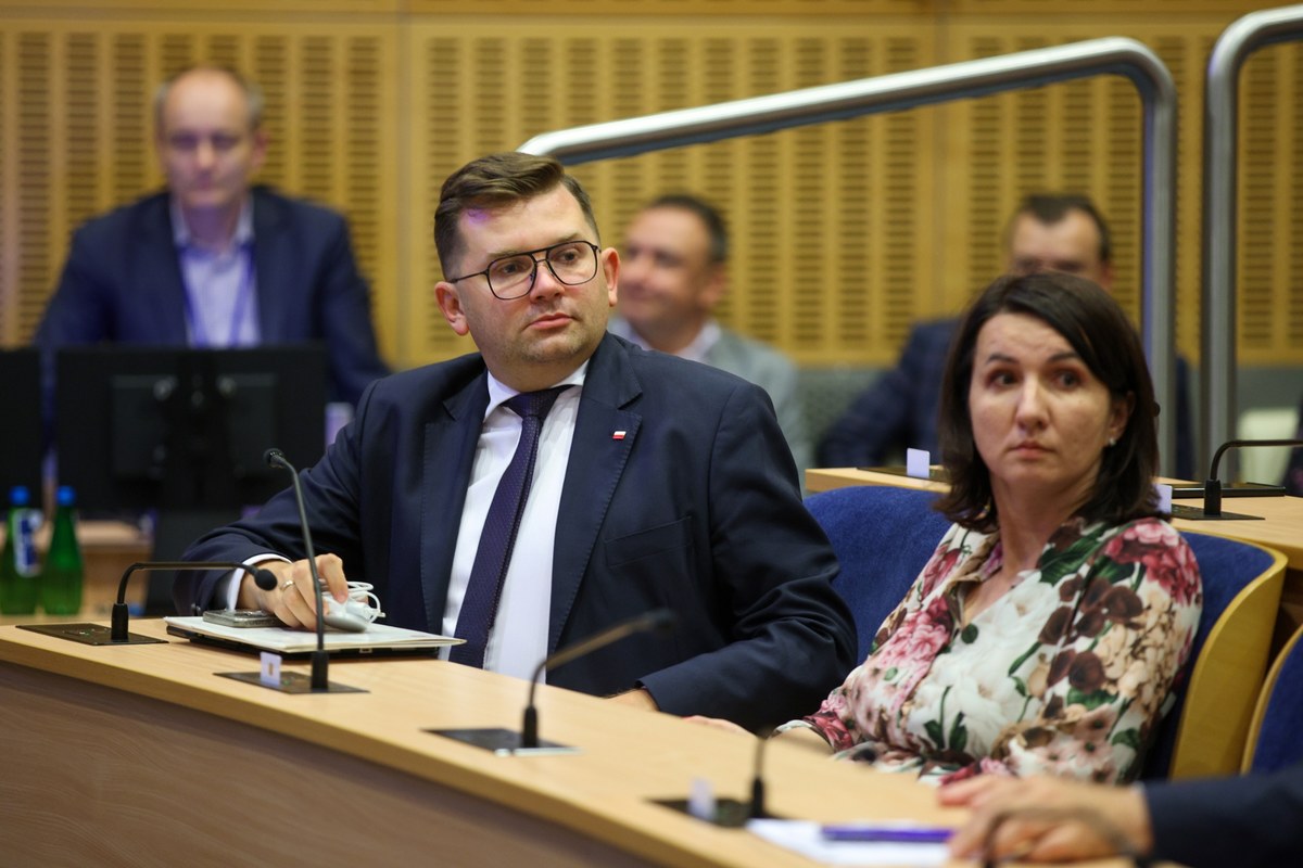 Po raz piąty nie udało się wybrać marszałka woj. małopolskiego. Ani zawieszony w prawach członka PiS radny Piotr Ćwik, ani poseł PiS Łukasz Kmita nie uzyskali wystarczającej liczby głosów do uzyskania urzędu marszałka Małopolski. Ćwika poparło sześciu radnych, Kmitę – 13. Oddano 20 głosów nieważnych.