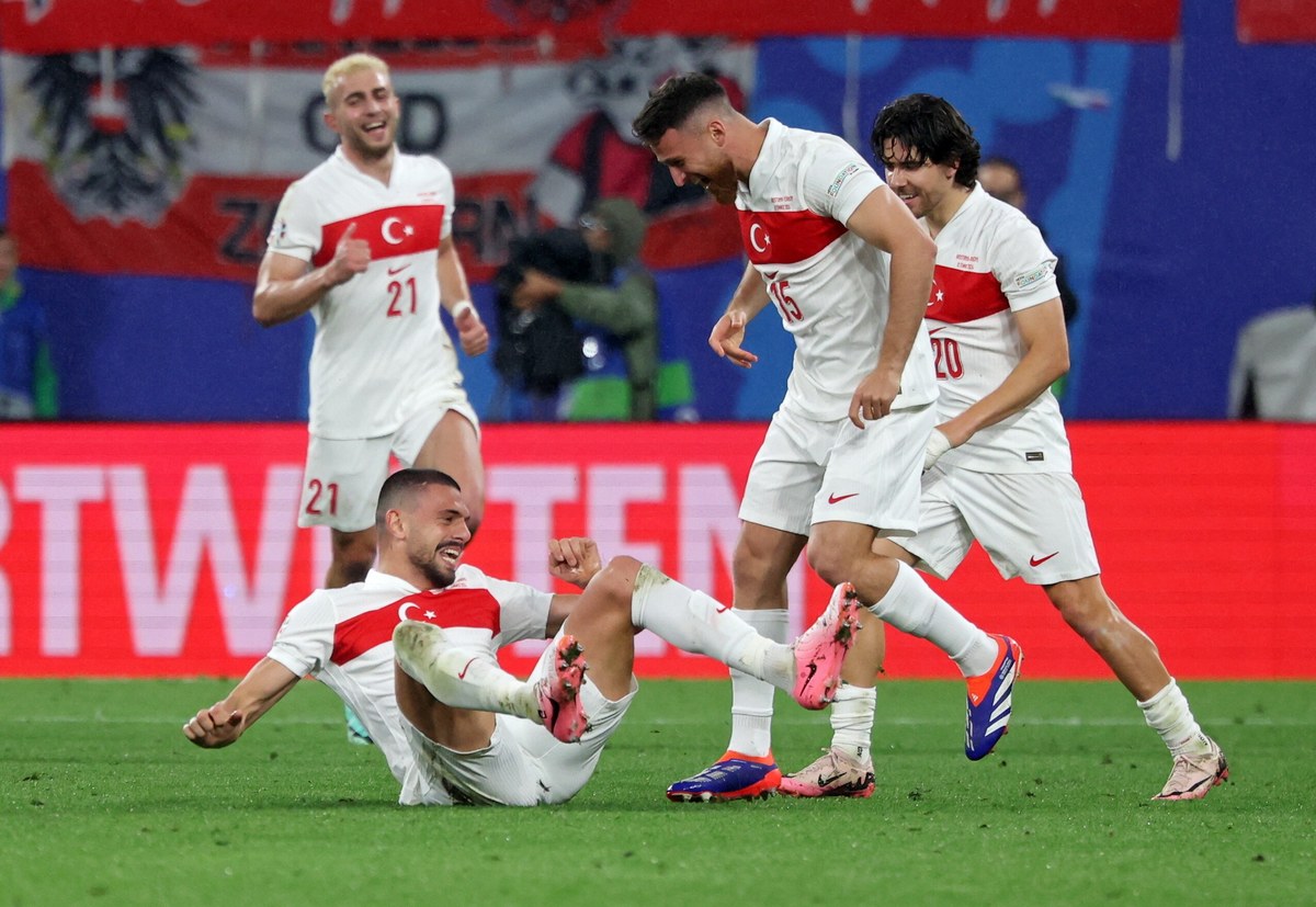 Piłkarska reprezentacja Turcji uzupełniła grono ćwierćfinalistów mistrzostw Europy w Niemczech. Po emocjonującym meczu w Lipsku podopieczni włoskiego selekcjonera Vincenzo Montelli pokonali Austrię 2:1.