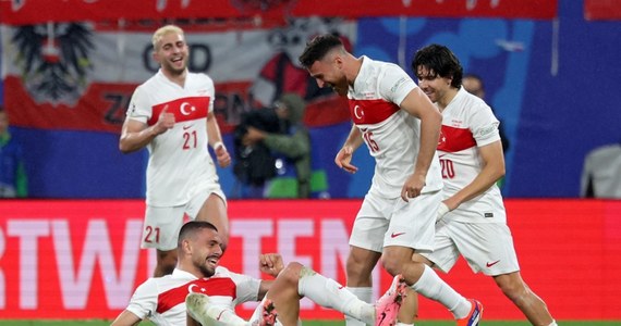 Piłkarska reprezentacja Turcji uzupełniła grono ćwierćfinalistów mistrzostw Europy w Niemczech. Po emocjonującym meczu w Lipsku podopieczni włoskiego selekcjonera Vincenzo Montelli pokonali Austrię 2:1.