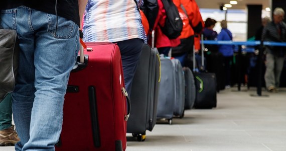 Praskie lotnisko im Vaclava Havla ma problemy z odprawą bagażu. Część pasażerów odlatuje bez swoich walizek, które są dosyłane następnymi lotami, inni po przylocie czekają na bagaż nawet przez kilka godzin. Władze lotniska zaapelowały do podróżnych, by ważne leki zabierali ze sobą na pokład samolotu.