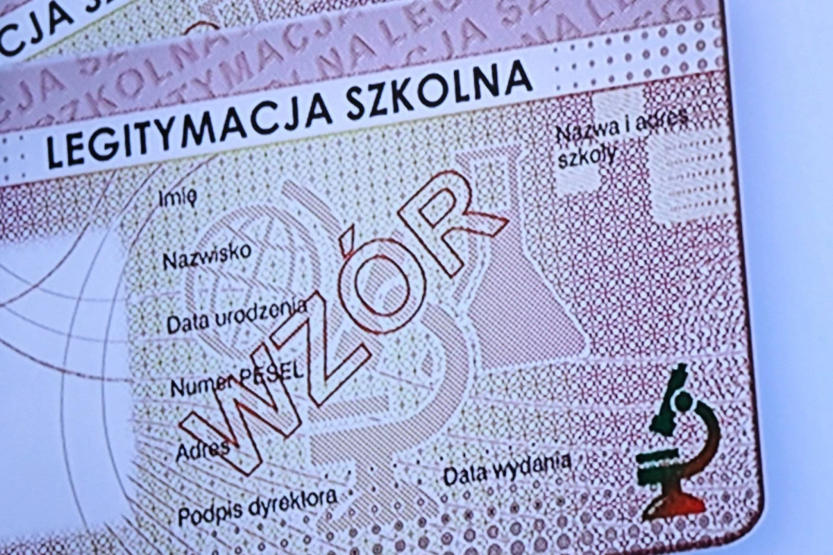 Rewolucyjna zmiana w szkołach - papierowe legitymacje odchodzą do lamusa. Po 12 lipca 2024 r. szkoły będą mogły wystawiać uczniom wyłącznie legitymacje w formie plastikowych kart - pisze "Dziennik Gazeta Prawna".