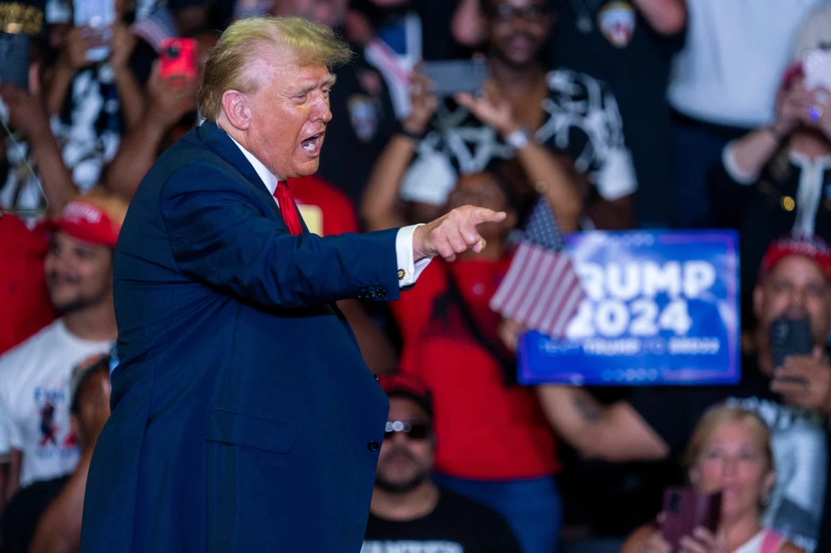 Tylko była Pierwsza Dama, Michelle Obama, miałaby większe szanse od prezydenta USA, Joe Bidena, na pokonanie Donalda Trumpa w wyborach - wynika z opublikowanego we wtorek sondażu Ipsos i agencji Reutera. Z kolei portal Puck, który cytuje wewnętrzne badania sztabu Bidena, sugeruje, że nie tylko nieubiegająca się o prezydenturę Obama, ale alternatywni kandydaci cieszą się lepszym poparciem od obecnego prezydenta.