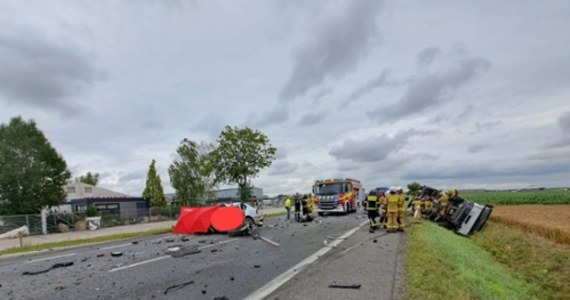 Dwie osoby zginęły w zderzeniu samochodu osobowego i dwóch ciężarówek na drodze krajowej numer 94, między Wrocławiem a Środą Śląską. Utrudnienia mogą trwać kilka godzin - informuje GDDKiA. 